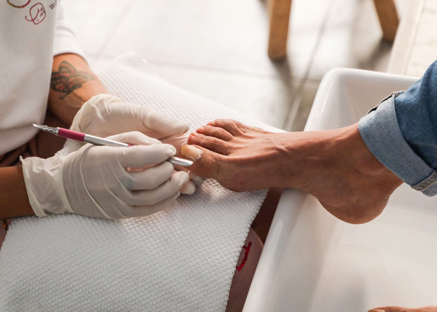 Nahaufnahme einer professionellen Fusspflegebehandlung mit medizinischem Geraet