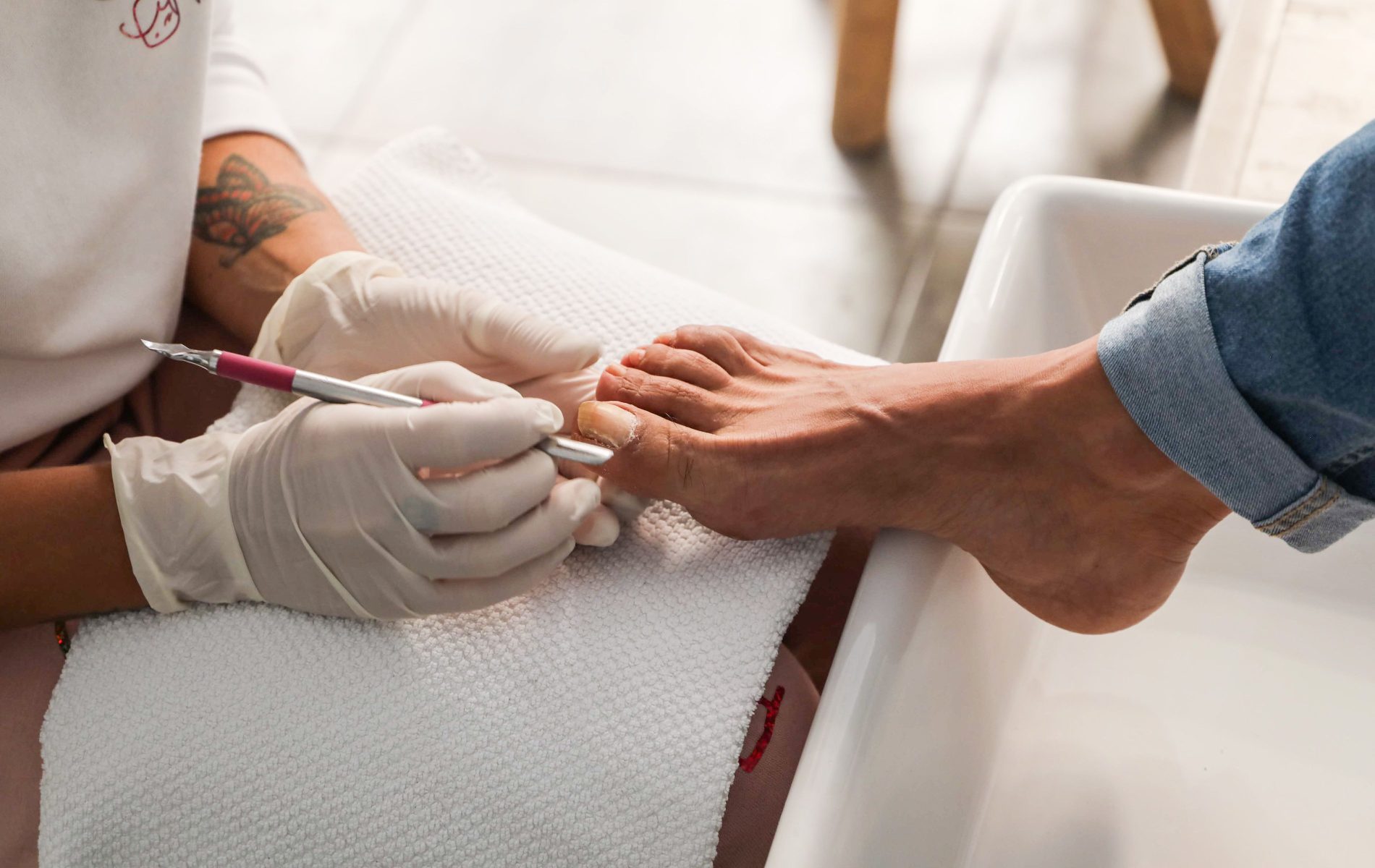 Nahaufnahme einer professionellen Fusspflegebehandlung mit medizinischem Geraet