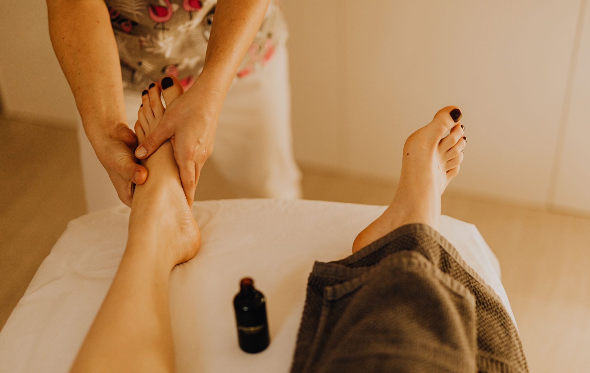 Entspannte Fussmassage waehrend der Fusspflegebehandlung